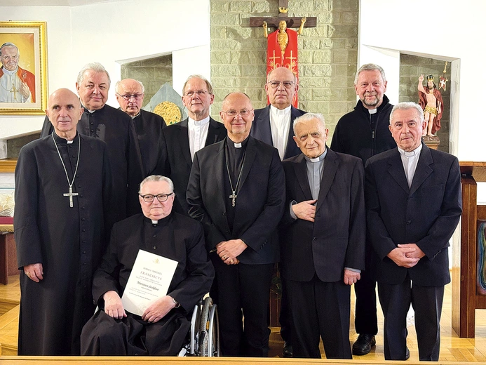  Księża uhonorowani tytułem kapelana Jego Świątobliwości z biskupami Sławomirem Oderem i Andrzejem Iwaneckim. 