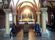 Adoracja odbywa się  od 8.30 do 18.00, a w niedziele  od ok. 14.00.  