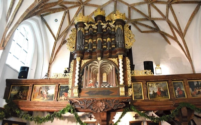  Instrument znajdujący się w kaplicy od strony zachodniej został zbudowany w 1710 r. przez znakomitego gdańskiego organmistrza Andreasa Hildebrandta.