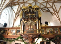  Instrument znajdujący się w kaplicy od strony zachodniej został zbudowany w 1710 r. przez znakomitego gdańskiego organmistrza Andreasa Hildebrandta.