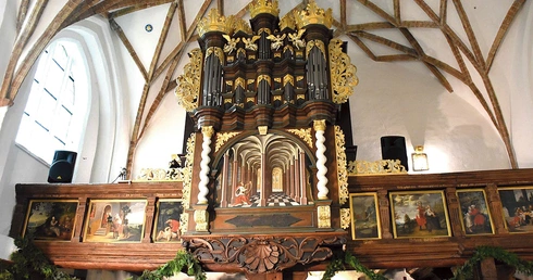  Instrument znajdujący się w kaplicy od strony zachodniej został zbudowany w 1710 r. przez znakomitego gdańskiego organmistrza Andreasa Hildebrandta.