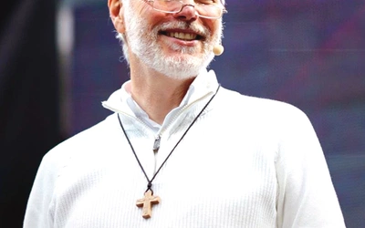  Charyzmatyczny lider podczas posługi modlitewnej.