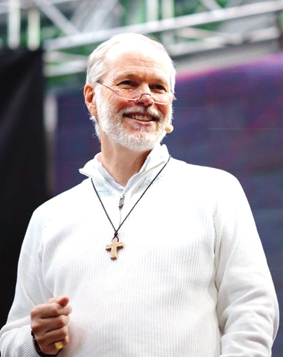  Charyzmatyczny lider podczas posługi modlitewnej.