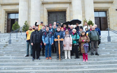 Piesi pątnicy z Tychów tuż po dotarciu do Katowic.