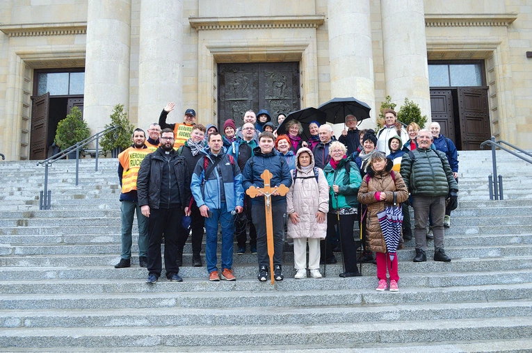  Piesi pątnicy z Tychów tuż po dotarciu do Katowic.