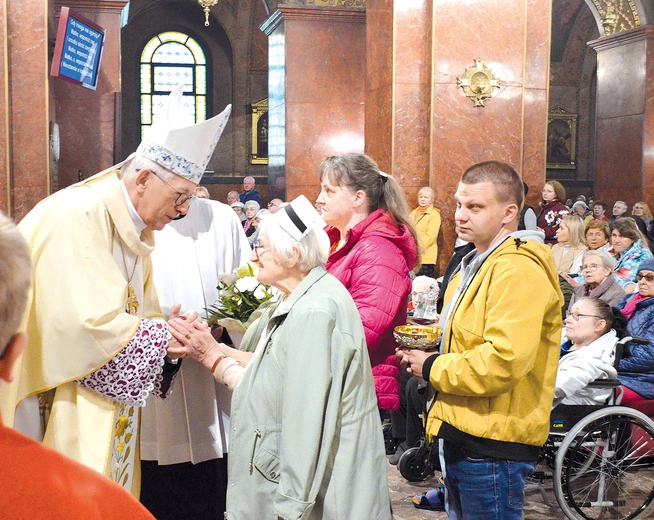 – Bądźmy  bogaci w nadzieję, aby w sposób wiarygodny i przekonujący dawać świadectwo  wiary i miłości, które nosimy w naszych sercach – mówił do pielgrzymów abp Wiktor Skworc.