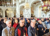 Mężczyźni też potrzebują wspólnoty i umocnienia w codziennym życiu. 