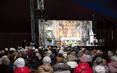  Wszystko odbywało się w namiocie na placu pielgrzymkowym.   