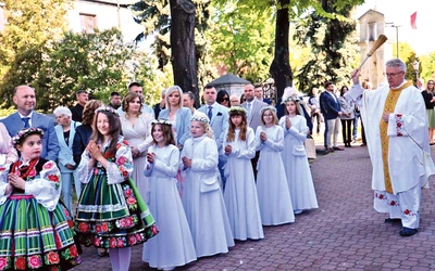 W parafiach na terenie Księstwa Łowickiego niektóre dziewczęta przystępują do sakramentu w strojach ludowych.