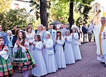 W parafiach na terenie Księstwa Łowickiego niektóre dziewczęta przystępują do sakramentu w strojach ludowych.