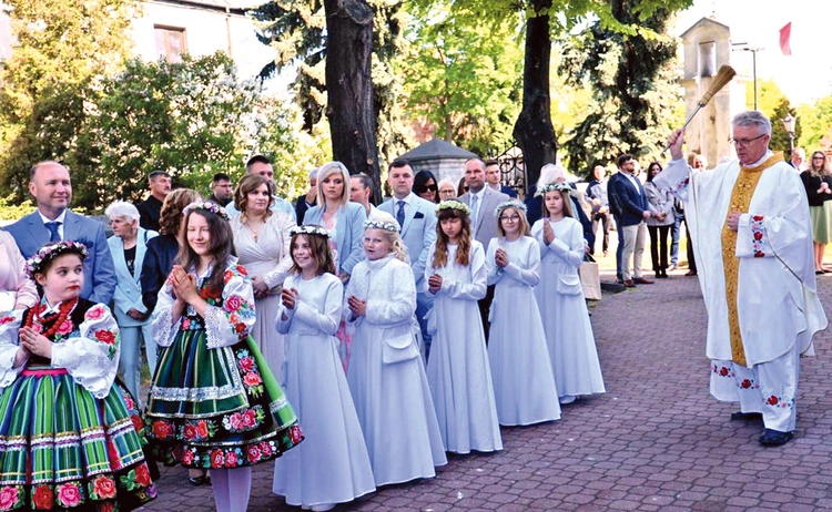 W parafiach na terenie Księstwa Łowickiego niektóre dziewczęta przystępują do sakramentu w strojach ludowych.