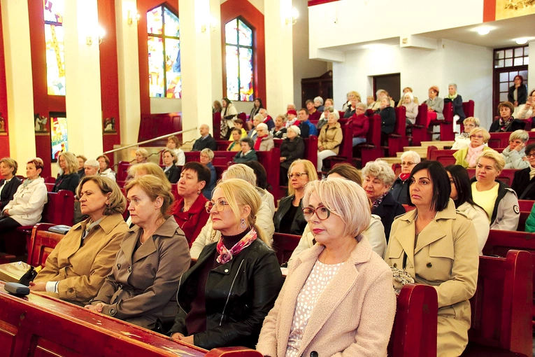 Pracownice służby zdrowia rozpoczęły świętowanie  Mszą Świętą w kościele św. Kazimierza. 