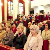 Pracownice służby zdrowia rozpoczęły świętowanie  Mszą Świętą w kościele św. Kazimierza. 