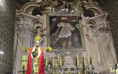 Na czas konserwacji ołtarza i wizerunku maryjnego w prezbiterium kościoła wstawiono wielką, przedstawiającą je, planszę fotograficzną w skali 1:1.