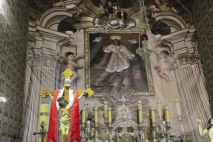 Na czas konserwacji ołtarza i wizerunku maryjnego w prezbiterium kościoła wstawiono wielką, przedstawiającą je, planszę fotograficzną w skali 1:1.