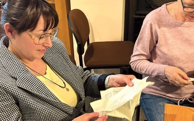 Ciekawą propozycją były koperty utworzone z zadrukowanych stronic  Pisma Świętego.