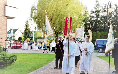 Uroczystość zakończyła procesja wokół kościoła.