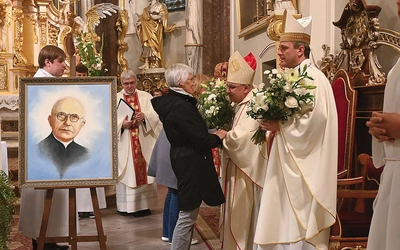 Księża otrzymali kwiaty, ale przede wszystkim dar modlitwy.