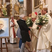 Księża otrzymali kwiaty, ale przede wszystkim dar modlitwy.