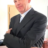 Ks. dr hab. Rafał Bednarczyk.Duchowny jest prezbiterem naszej diecezji. Pochodzi z Żuromina, przez wiele lat był pracownikiem Wydziału Katechetycznego Kurii Diecezjalnej, a ostatnio proboszczem parafii Rbowo. Od ubiegłego roku stoi na czele WT UKSW.