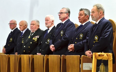 Ołtarz powstał z inicjatywy członków Kętrzyńskiego Klubu Żeglarskiego  „Kaper”. 