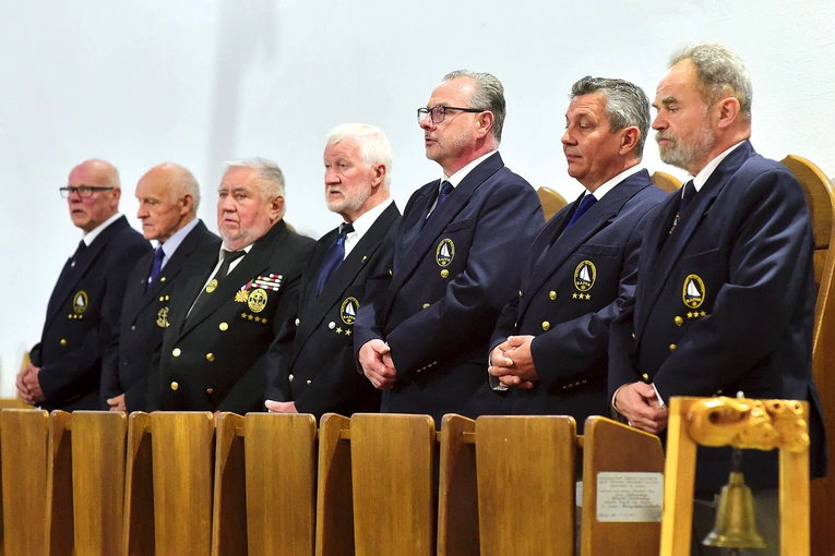 Ołtarz powstał z inicjatywy członków Kętrzyńskiego Klubu Żeglarskiego  „Kaper”. 