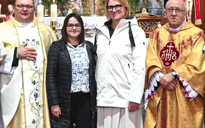 Misjonarki wraz z ks. Grzegorzem Sonnkiem (z lewej) oraz z ks. Stanisławem Kleinem.