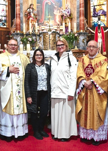 Misjonarki wraz z ks. Grzegorzem Sonnkiem (z lewej) oraz z ks. Stanisławem Kleinem.
