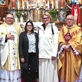 Misjonarki wraz z ks. Grzegorzem Sonnkiem (z lewej) oraz z ks. Stanisławem Kleinem.