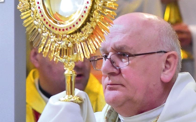Arcybiskup Józef Górzyński poświęcił nową monstrancję, która w procesji została przeniesiona do kaplicy. 
