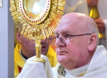 Arcybiskup Józef Górzyński poświęcił nową monstrancję, która w procesji została przeniesiona do kaplicy. 