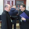Prymas Polski abp Wojciech Polak (z lewej) wita się z bp. Luisem Manuelem Alí Herrerą w Domu Pielgrzyma na Górze Świętej Anny.