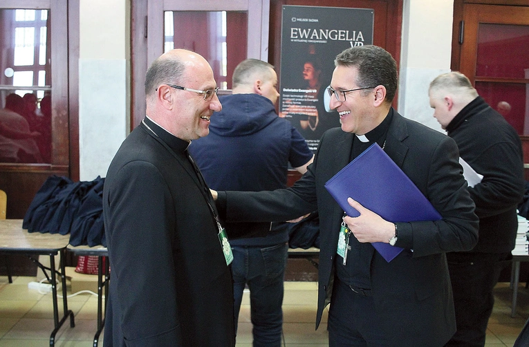 Prymas Polski abp Wojciech Polak (z lewej) wita się z bp. Luisem Manuelem Alí Herrerą w Domu Pielgrzyma na Górze Świętej Anny.
