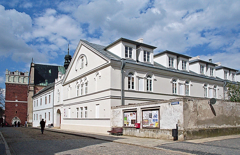 Ośrodek mieści się w pobliżu Rynku Starego Miasta.