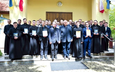 Uczestnicy konkursu przed kaplicą w Turnie. 