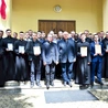 Uczestnicy konkursu przed kaplicą w Turnie. 