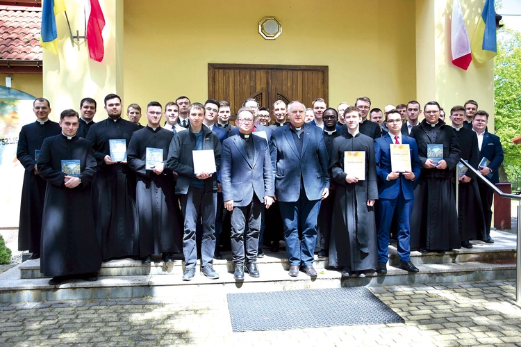 Uczestnicy konkursu przed kaplicą w Turnie. 