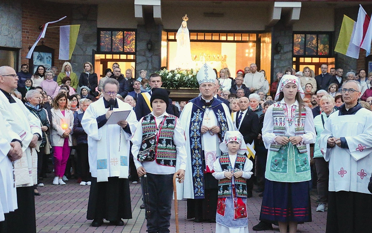 Po Mszy św. biskup poprowadził procesję.