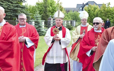 Ordynariusz niesie relikwie świętego biskupa.