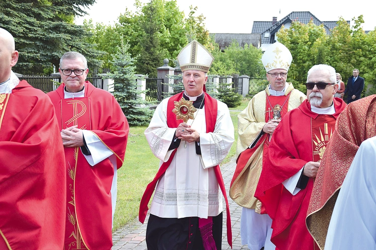 Ordynariusz niesie relikwie świętego biskupa.
