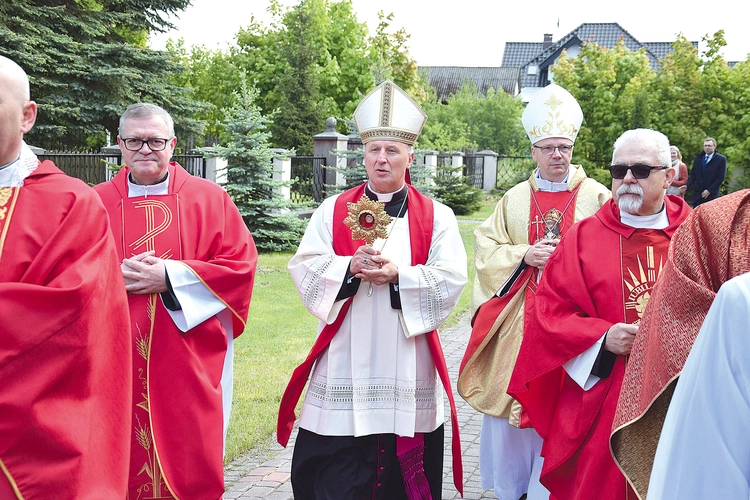 Ordynariusz niesie relikwie świętego biskupa.