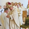 Moment nałożenia stuły diakona przez pasterza diecezji.