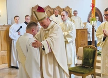 Moment nałożenia stuły diakona przez pasterza diecezji.