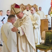 Moment nałożenia stuły diakona przez pasterza diecezji.
