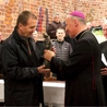 Statuetkę dr. n. med. Robertowi Wiraszce wręczył bp Marek Solarczyk.