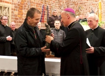 Statuetkę dr. n. med. Robertowi Wiraszce wręczył bp Marek Solarczyk.