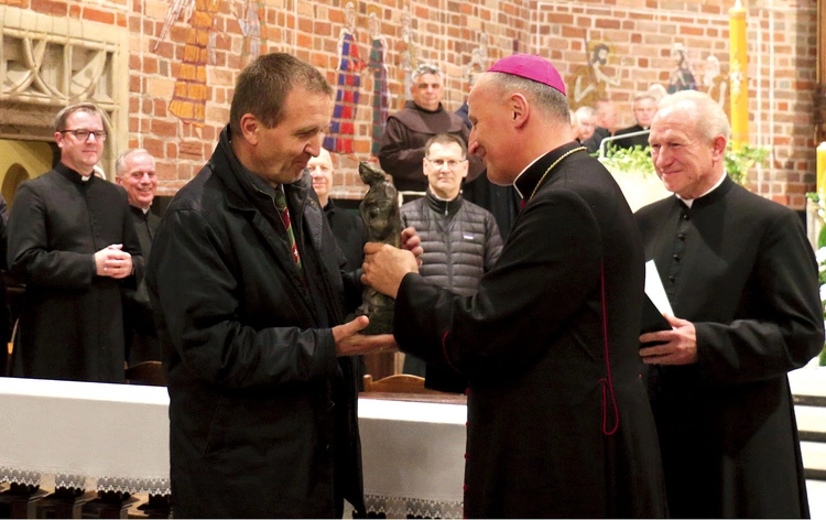 Statuetkę dr. n. med. Robertowi Wiraszce wręczył bp Marek Solarczyk.