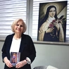W książce Teresa Ewa Opoka opowiada o tym, że w jej życiu nieustannie zdarzają się cuda, duże i małe. Takie łaski są dostępne dla każdego z nas, trzeba się jedynie na nie otworzyć.