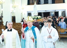 Po Mszy św. odbyła się procesja fatimska.