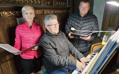 Stanisław Pazdan za organami oraz Anna Prokop i Józef Kalita, którzy należą do najstarszych stażem śpiewaków.